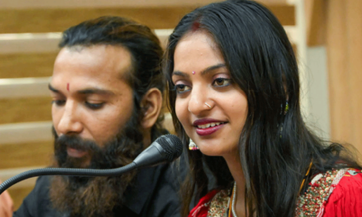 Kumbh Mela Beauty Monalisa Missing: Husband's Viral Video Creates New Sensation
