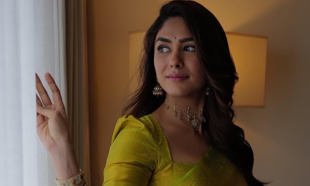 Mrinal Thakur's Kakinada Visit: Green Saree Look Goes Viral as Fans Swarm Mall Event